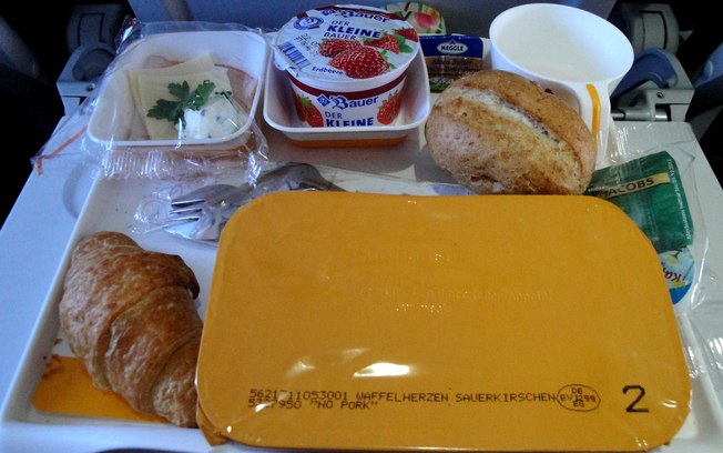 7 dicas de um comissário de bordo para comer mais e melhor no avião
