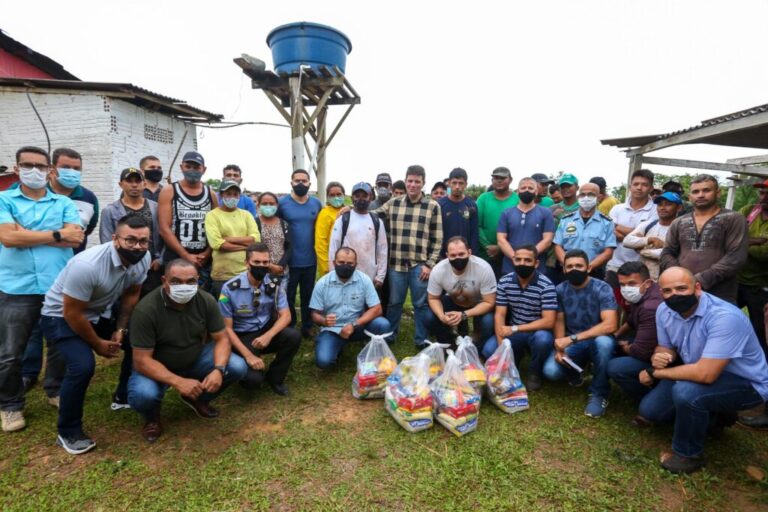Equipe de Segurança do governador doa cestas básicas a catadores de recicláveis