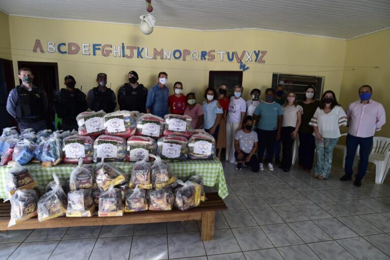 Campanha de Natal da primeira-dama do Estado já distribui mais de 100 mil cestas básicas com panetones para famílias carentes