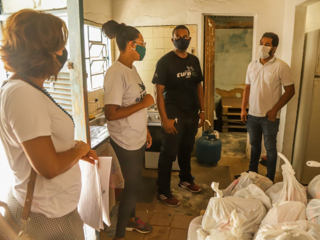 Secretaria de Inclusão entrega alimentos para Central Única das Favelas de Sergipe