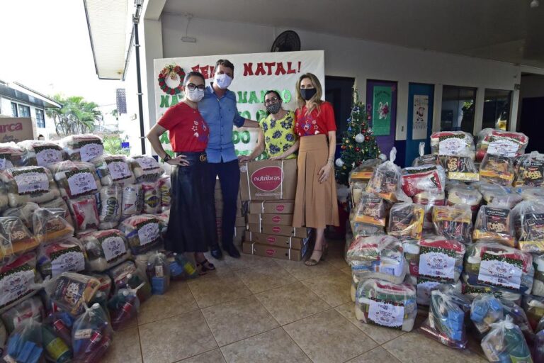 Campanha de Natal da primeira-dama do Estado distribui mais de 100 mil cestas básicas com panetones para famílias carentes