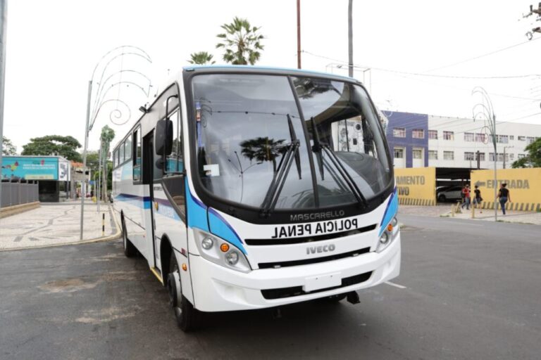 Governador entrega veículos para transporte de detentos