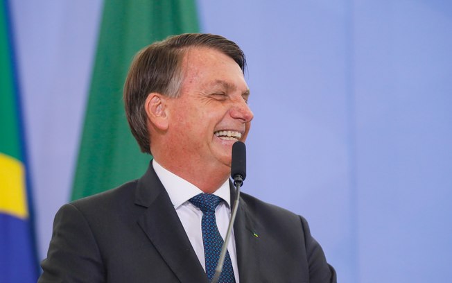 Bolsonaro causa aglomeração e afirma ter tido “a melhor vacina: o vírus”