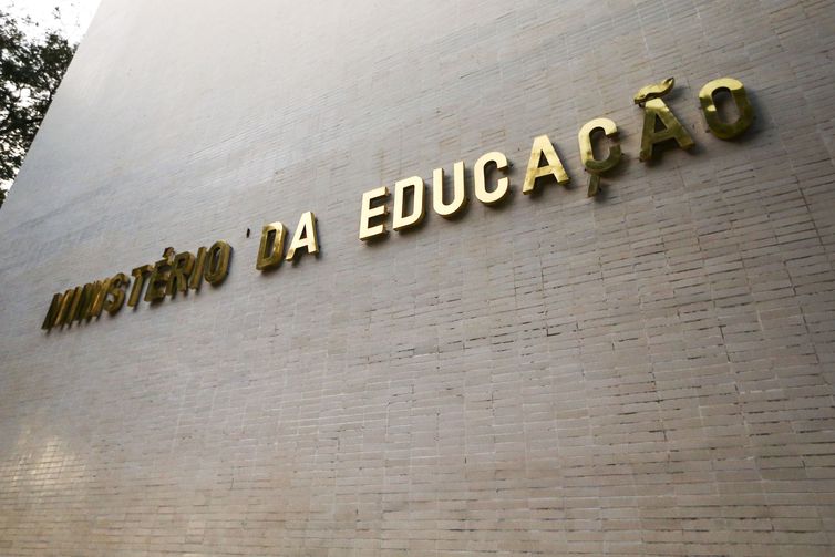 MEC abre novas vagas em curso online para professor de alfabetização