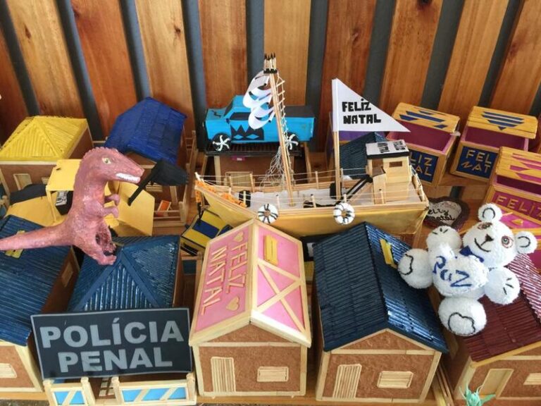 Filhos de internos de Alcaçuz recebem brinquedos feitos no presídio