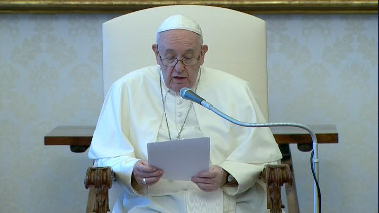 Papa pede ajuda aos pobres em Missa do Galo restrita pela covid-19