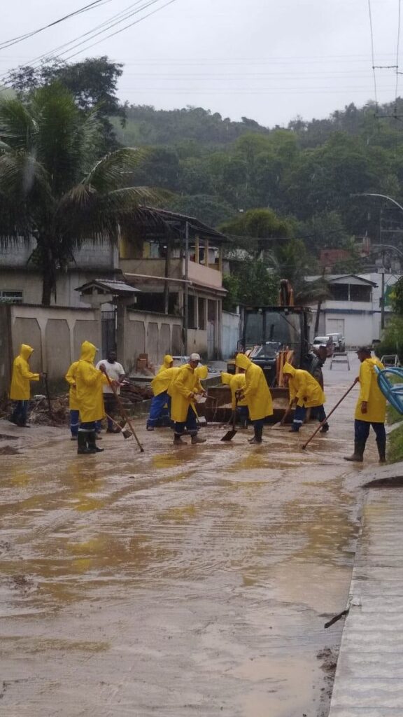 Rio: famílias afetadas por chuvas na Baixada recebem ajuda humanitária