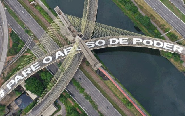 Movimento antirracista pinta frase “Pare O Abuso De Poder” na ponte estaiada