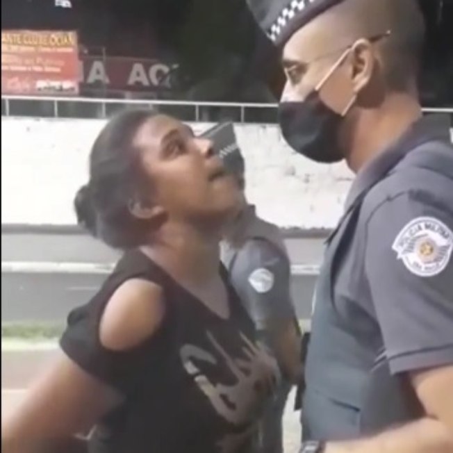Mulher xinga, cospe e agride PMs durante abordagem em São Paulo; assista