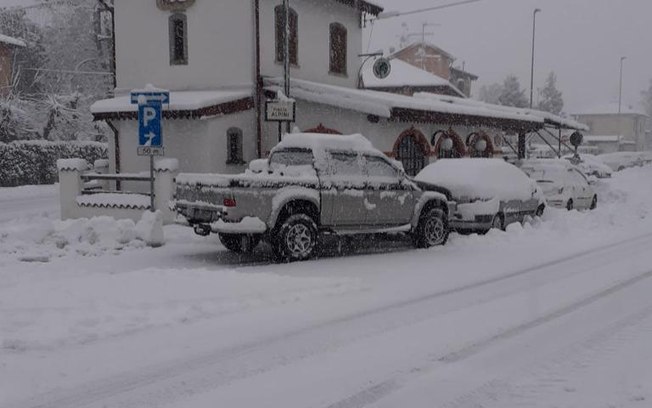 Nevasca na Itália interrompe trens e bloqueia vias na região norte do país