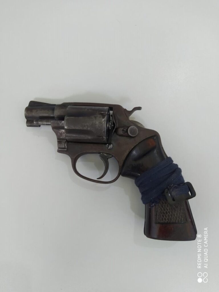 Polícia Civil prende homem por posse de arma e tráfico de drogas em Campos Belos; indivíduo já foi condenado pelos mesmos crimes