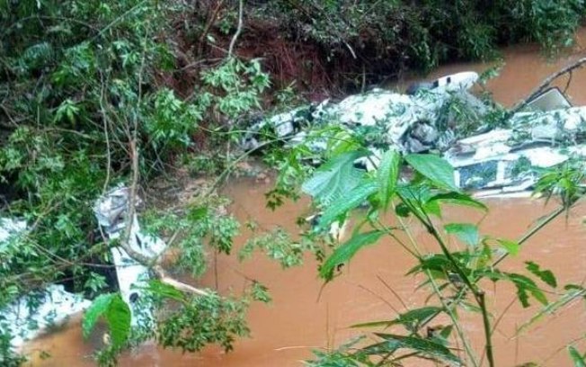 Avião cai em rio e mata quatro pessoas da mesma família no Paraná