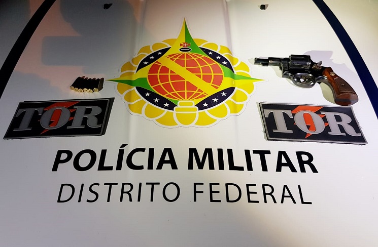 Motorista é detido com arma embaixo do banco do passageiro