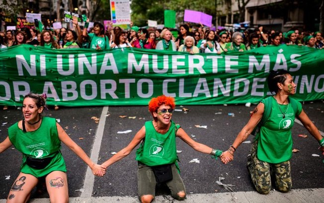 Pesquisadoras e políticas brasileiras comemoram aborto legal na Argentina