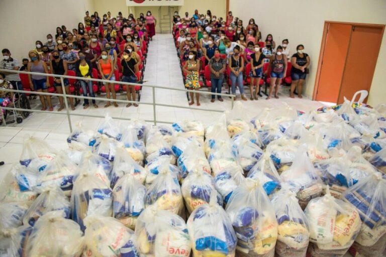 Governo entrega cestas básicas a famílias de Tarauacá e Feijó