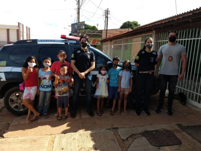 Policiais Civis fazem doação de tênis, doces e livros a crianças carentes de Valparaíso de Goiás