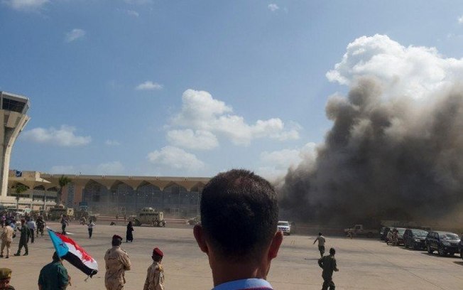 Explosão ocorre no aeroporto do Iêmen durante desembarque de membros do governo
