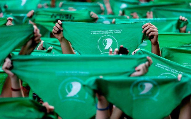 Aborto legal: conheça a história das bandeiras verdes usadas pelas argentinas