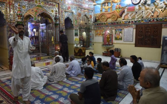 Multidão de fiéis destrói templo hindu no Paquistão; veja o vídeo