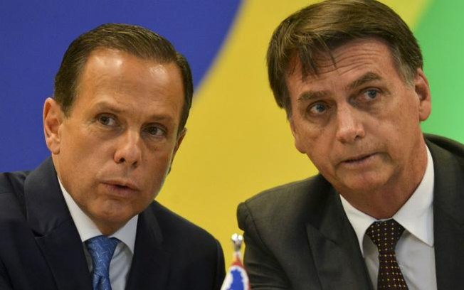 De férias no litoral paulista, Bolsonaro critica viagem de Doria a Miami