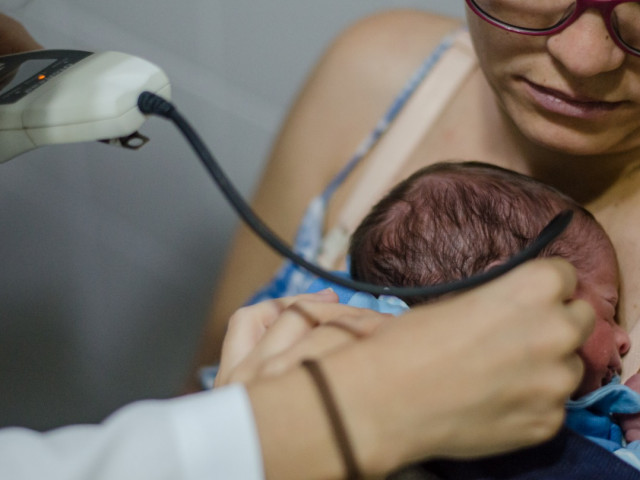 Barulhos extremos podem afetar audição de bebês, alerta especialista