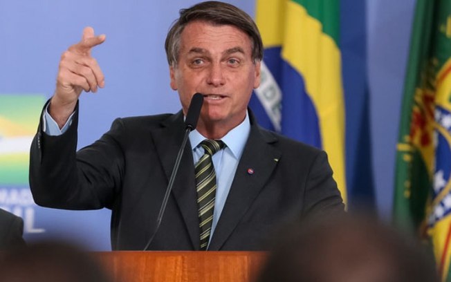 Bolsonaro decreta salário mínimo de R$ 1100 para 2021