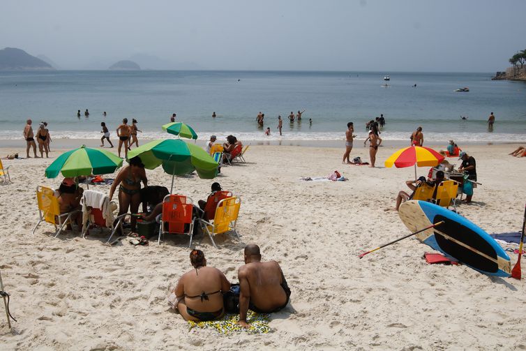 Calor movimenta orla do Rio no último dia do ano, apesar de restrições