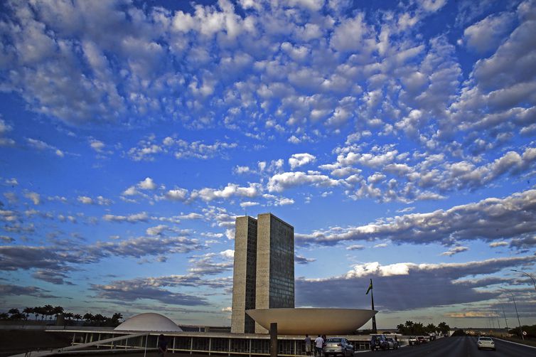 Candidaturas para Câmara e Senado começam a se definir